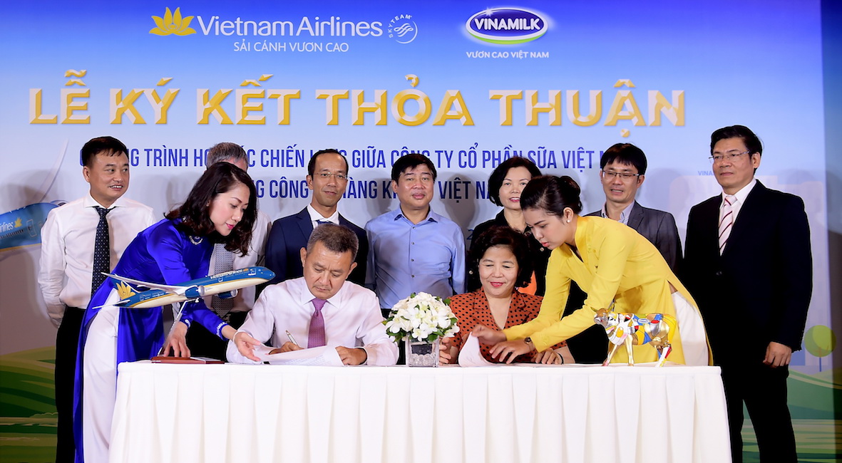 Vietnam[-]Airlines[-]và[-]Vinamilk[-]hợp[-]tác[-]chiến[-]lược[-]cùng[-]phát[-]triển[-]thương[-]hiệu[-]vươn[-]tầm[-]quốc[-]tế